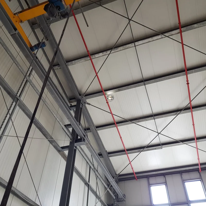 produktionshalle deckeninspektion sprinklerleitung